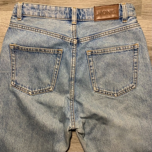 MONKI Kimomo High Relaxed Mom-Style Light Wash Jeans (Size 26) - Picture 5 of 12